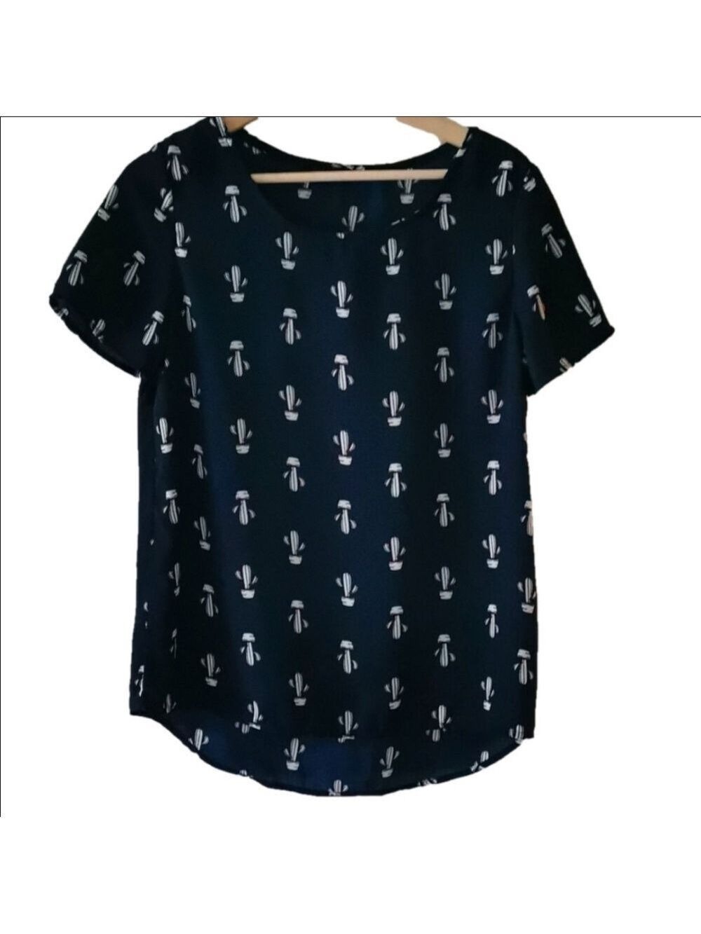 Max & Marcus cactus short sleeve blouse. Size Medium. EUC